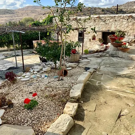 Ferienhaus Georgios Retreat. Quaint Stone House. Paphos