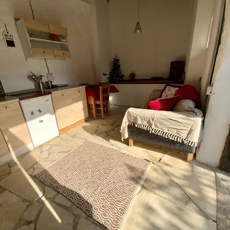 Georgios Retreat. Quaint Stone House. Ferienhaus *